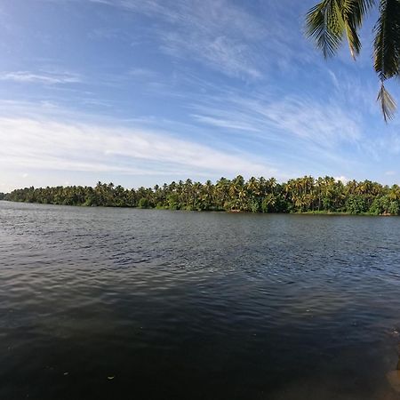 Ambili Riverfront Villa With Party Hall Irimbranallur Eksteriør bilde